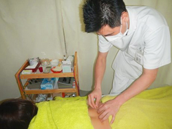 お灸は大きなもぐさを皮膚に直接乗せるのではなく、症状に合わせて灸痕とならないように安全に配慮して行っております。