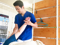 慢性的な肩こり、腰痛、頭痛、疲労等に母指マッサージを主体とした施術を行います。保険治療と同じく、高い、持続的な効果を目指します。